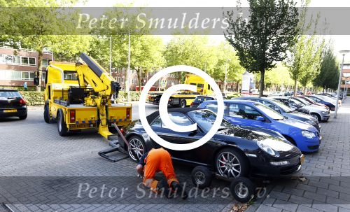 Amsterdam 19 augustus 2013
Ruud Gullit zijn porsche 911 cabrio wordt weg gesleept . Zijn auto vond stoor het appartement waar hij nu woont.
Peter Smulders bv