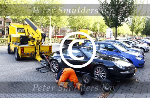 Amsterdam 19 augustus 2013
Ruud Gullit zijn porsche 911 cabrio wordt weg gesleept . Zijn auto vond stoor het appartement waar hij nu woont.
Peter Smulders bv