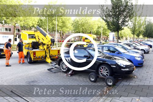 Amsterdam 19 augustus 2013
Ruud Gullit zijn porsche 911 cabrio wordt weg gesleept . Zijn auto vond stoor het appartement waar hij nu woont.
Peter Smulders bv