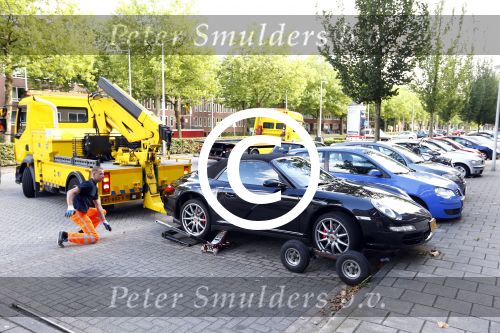 Amsterdam 19 augustus 2013
Ruud Gullit zijn porsche 911 cabrio wordt weg gesleept . Zijn auto vond stoor het appartement waar hij nu woont.
Peter Smulders bv