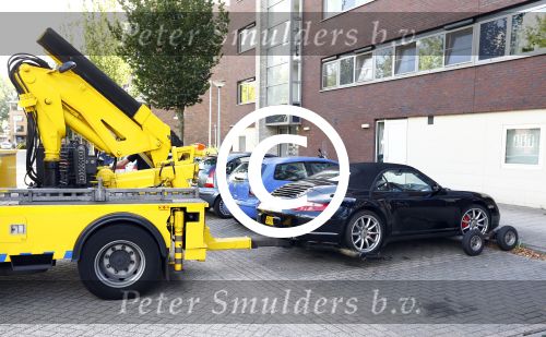 Amsterdam 19 augustus 2013
Ruud Gullit zijn porsche 911 cabrio wordt weg gesleept . Zijn auto vond stoor het appartement waar hij nu woont.
Peter Smulders bv