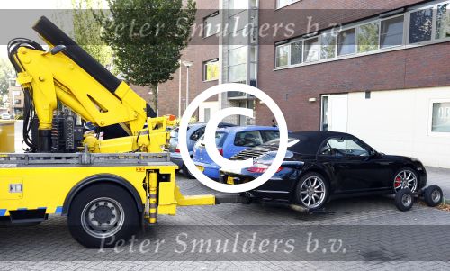 Amsterdam 19 augustus 2013
Ruud Gullit zijn porsche 911 cabrio wordt weg gesleept . Zijn auto vond stoor het appartement waar hij nu woont.
Peter Smulders bv