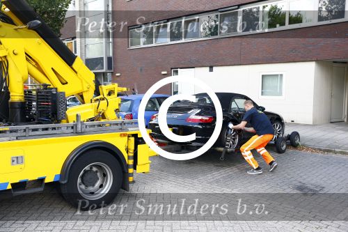 Amsterdam 19 augustus 2013
Ruud Gullit zijn porsche 911 cabrio wordt weg gesleept . Zijn auto vond stoor het appartement waar hij nu woont.
Peter Smulders bv