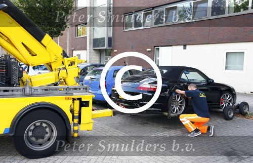 Amsterdam 19 augustus 2013
Ruud Gullit zijn porsche 911 cabrio wordt weg gesleept . Zijn auto vond stoor het appartement waar hij nu woont.
Peter Smulders bv