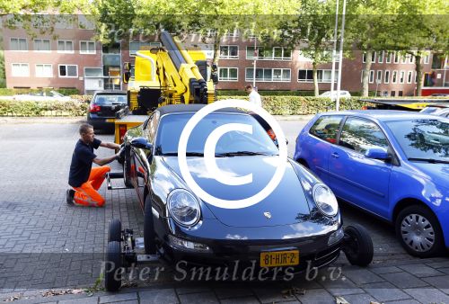 Amsterdam 19 augustus 2013
Ruud Gullit zijn porsche 911 cabrio wordt weg gesleept . Zijn auto vond stoor het appartement waar hij nu woont.
Peter Smulders bv