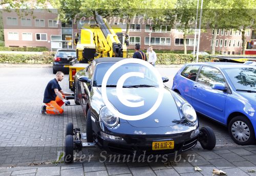 Amsterdam 19 augustus 2013
Ruud Gullit zijn porsche 911 cabrio wordt weg gesleept . Zijn auto vond stoor het appartement waar hij nu woont.
Peter Smulders bv
