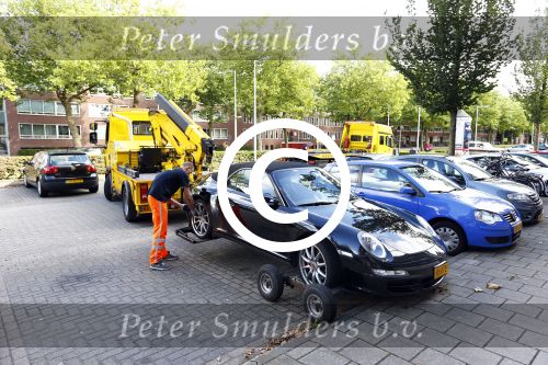 Amsterdam 19 augustus 2013
Ruud Gullit zijn porsche 911 cabrio wordt weg gesleept . Zijn auto vond stoor het appartement waar hij nu woont.
Peter Smulders bv