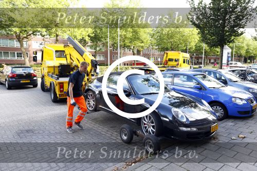 Amsterdam 19 augustus 2013
Ruud Gullit zijn porsche 911 cabrio wordt weg gesleept . Zijn auto vond stoor het appartement waar hij nu woont.
Peter Smulders bv