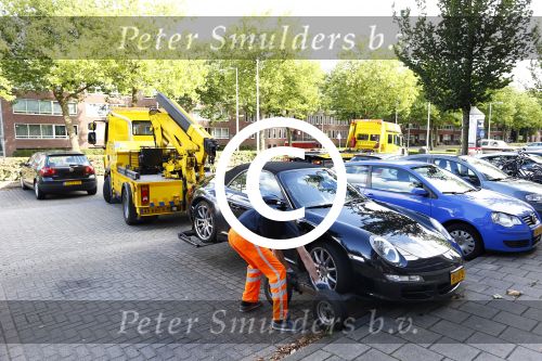 Amsterdam 19 augustus 2013
Ruud Gullit zijn porsche 911 cabrio wordt weg gesleept . Zijn auto vond stoor het appartement waar hij nu woont.
Peter Smulders bv