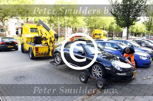 Amsterdam 19 augustus 2013
Ruud Gullit zijn porsche 911 cabrio wordt weg gesleept . Zijn auto vond stoor het appartement waar hij nu woont.
Peter Smulders bv