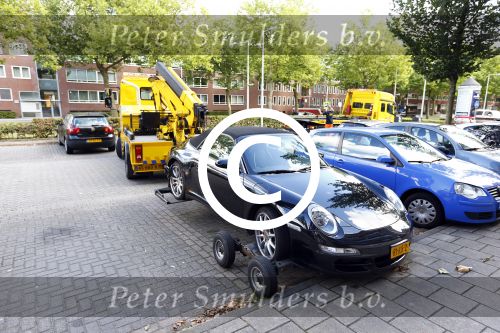 Amsterdam 19 augustus 2013
Ruud Gullit zijn porsche 911 cabrio wordt weg gesleept . Zijn auto vond stoor het appartement waar hij nu woont.
Peter Smulders bv