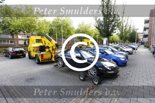 Amsterdam 19 augustus 2013
Ruud Gullit zijn porsche 911 cabrio wordt weg gesleept . Zijn auto vond stoor het appartement waar hij nu woont.
Peter Smulders bv