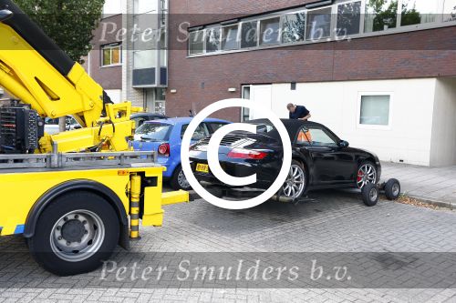 Amsterdam 19 augustus 2013
Ruud Gullit zijn porsche 911 cabrio wordt weg gesleept . Zijn auto vond stoor het appartement waar hij nu woont.
Peter Smulders bv