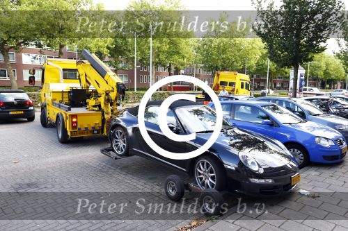 Amsterdam 19 augustus 2013
Ruud Gullit zijn porsche 911 cabrio wordt weg gesleept . Zijn auto vond stoor het appartement waar hij nu woont.
Peter Smulders bv