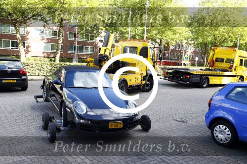 Amsterdam 19 augustus 2013
Ruud Gullit zijn porsche 911 cabrio wordt weg gesleept . Zijn auto vond stoor het appartement waar hij nu woont.
Peter Smulders bv