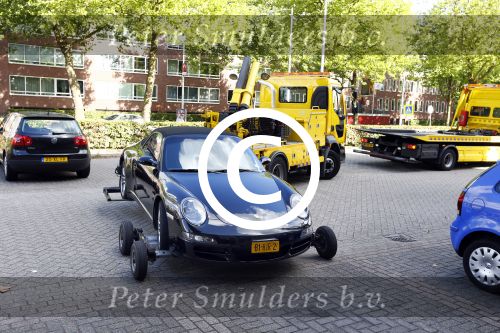 Amsterdam 19 augustus 2013
Ruud Gullit zijn porsche 911 cabrio wordt weg gesleept . Zijn auto vond stoor het appartement waar hij nu woont.
Peter Smulders bv