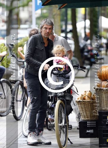 Amsterdam 31 augustus 2013
Ruud en Aafke de Wild met hun kinderen boodschappen aan het doen op de fiets.