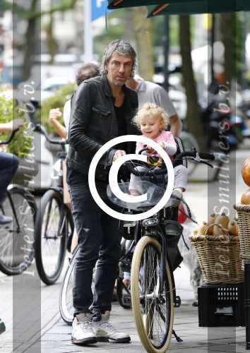 Amsterdam 31 augustus 2013
Ruud en Aafke de Wild met hun kinderen boodschappen aan het doen op de fiets.