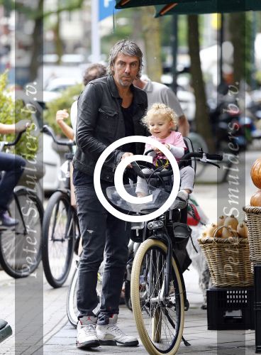 Amsterdam 31 augustus 2013
Ruud en Aafke de Wild met hun kinderen boodschappen aan het doen op de fiets.