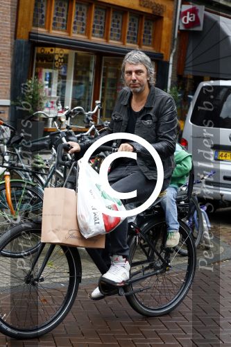 Amsterdam 31 augustus 2013
Ruud en Aafke de Wild met hun kinderen boodschappen aan het doen op de fiets.