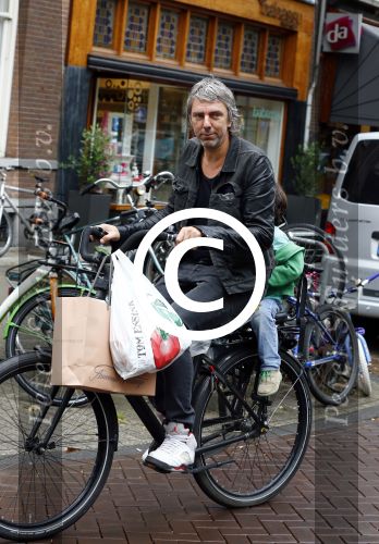 Amsterdam 31 augustus 2013
Ruud en Aafke de Wild met hun kinderen boodschappen aan het doen op de fiets.