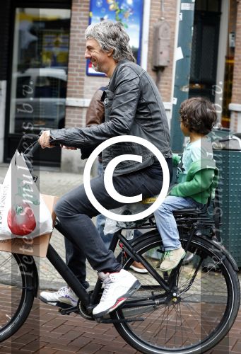 Amsterdam 31 augustus 2013
Ruud en Aafke de Wild met hun kinderen boodschappen aan het doen op de fiets.