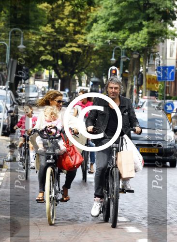 Amsterdam 31 augustus 2013
Ruud en Aafke de Wild met hun kinderen boodschappen aan het doen op de fiets.