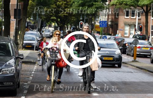 Amsterdam 31 augustus 2013
Ruud en Aafke de Wild met hun kinderen boodschappen aan het doen op de fiets.