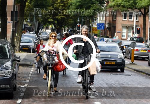 Amsterdam 31 augustus 2013
Ruud en Aafke de Wild met hun kinderen boodschappen aan het doen op de fiets.