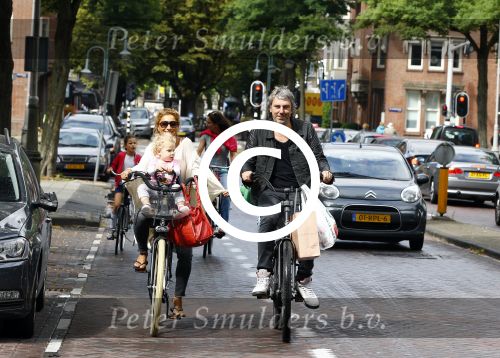 Amsterdam 31 augustus 2013
Ruud en Aafke de Wild met hun kinderen boodschappen aan het doen op de fiets.