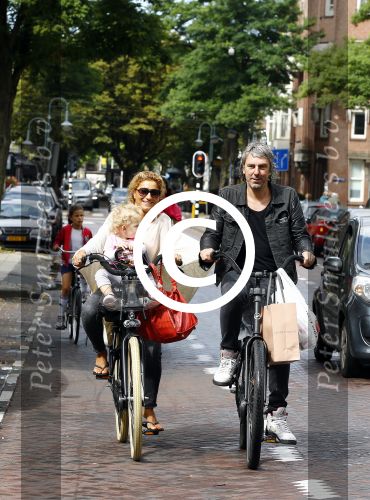 Amsterdam 31 augustus 2013
Ruud en Aafke de Wild met hun kinderen boodschappen aan het doen op de fiets.
