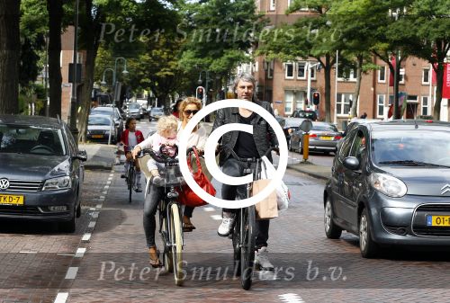 Amsterdam 31 augustus 2013
Ruud en Aafke de Wild met hun kinderen boodschappen aan het doen op de fiets.