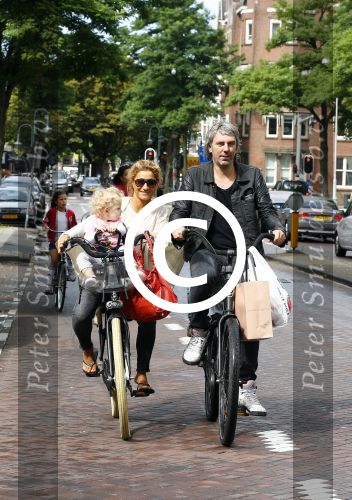 Amsterdam 31 augustus 2013
Ruud en Aafke de Wild met hun kinderen boodschappen aan het doen op de fiets.