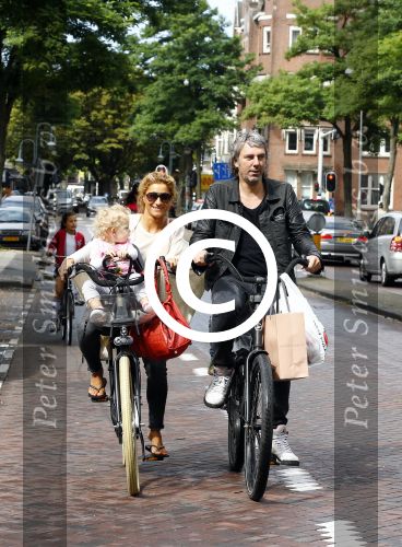 Amsterdam 31 augustus 2013
Ruud en Aafke de Wild met hun kinderen boodschappen aan het doen op de fiets.