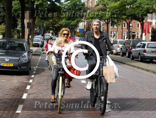 Amsterdam 31 augustus 2013
Ruud en Aafke de Wild met hun kinderen boodschappen aan het doen op de fiets.