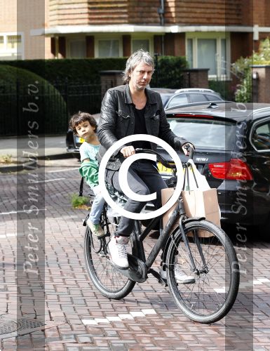 Amsterdam 31 augustus 2013
Ruud en Aafke de Wild met hun kinderen boodschappen aan het doen op de fiets.