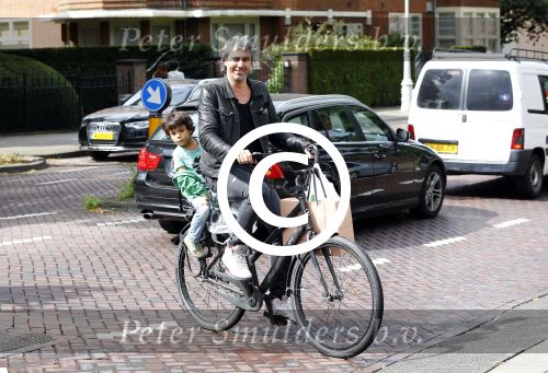 Amsterdam 31 augustus 2013
Ruud en Aafke de Wild met hun kinderen boodschappen aan het doen op de fiets.