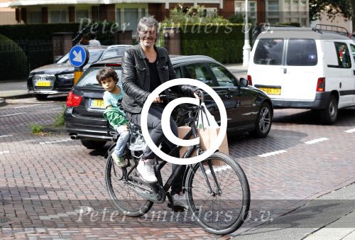 Amsterdam 31 augustus 2013
Ruud en Aafke de Wild met hun kinderen boodschappen aan het doen op de fiets.