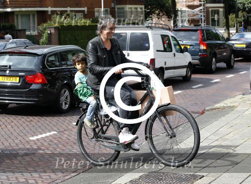 Amsterdam 31 augustus 2013
Ruud en Aafke de Wild met hun kinderen boodschappen aan het doen op de fiets.