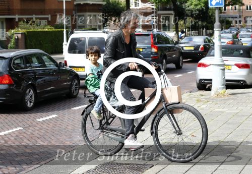 Amsterdam 31 augustus 2013
Ruud en Aafke de Wild met hun kinderen boodschappen aan het doen op de fiets.