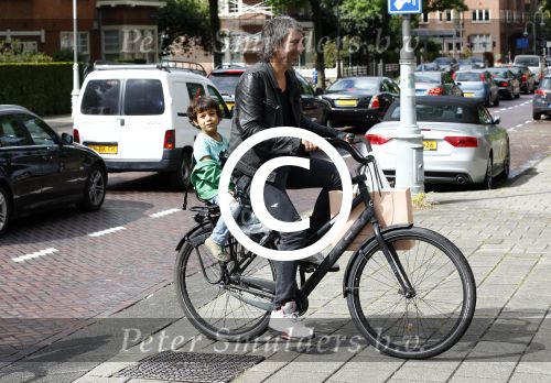 Amsterdam 31 augustus 2013
Ruud en Aafke de Wild met hun kinderen boodschappen aan het doen op de fiets.