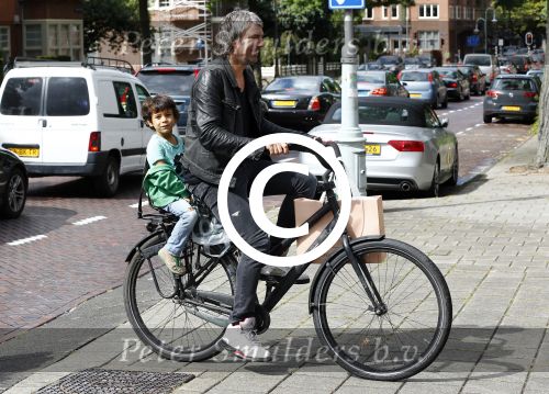 Amsterdam 31 augustus 2013
Ruud en Aafke de Wild met hun kinderen boodschappen aan het doen op de fiets.