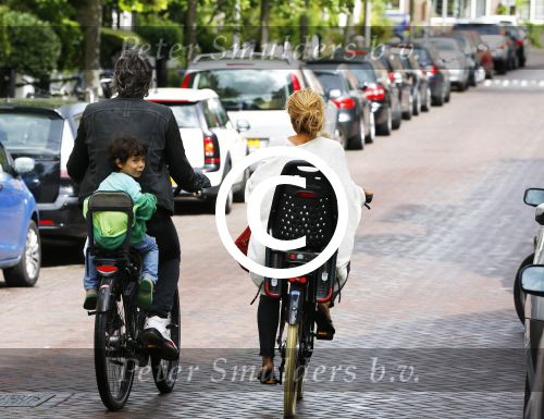 Amsterdam 31 augustus 2013
Ruud en Aafke de Wild met hun kinderen boodschappen aan het doen op de fiets.