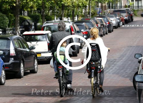 Amsterdam 31 augustus 2013
Ruud en Aafke de Wild met hun kinderen boodschappen aan het doen op de fiets.