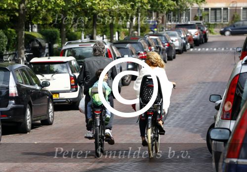 Amsterdam 31 augustus 2013
Ruud en Aafke de Wild met hun kinderen boodschappen aan het doen op de fiets.