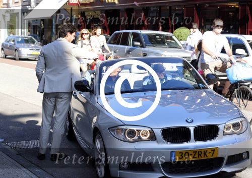 Amsterdam 14 augustus 2013
Gerard Joling en Jort Kelder nemen commercial op voor autoverhuurbedrijf Sixt in Amsterdam zuid. Sander Lusink
Peter Smulders bv