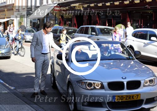 Amsterdam 14 augustus 2013
Gerard Joling en Jort Kelder nemen commercial op voor autoverhuurbedrijf Sixt in Amsterdam zuid. Sander Lusink
Peter Smulders bv