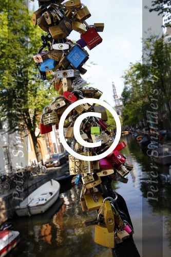 Amsterdam 27 augustus 2013
Robert ten Brink voor all you need is love op de slotjesbrug in Amsterdam.
Peter Smulders bv