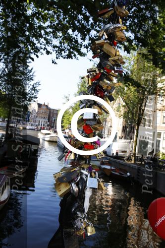 Amsterdam 27 augustus 2013
Robert ten Brink voor all you need is love op de slotjesbrug in Amsterdam.
Peter Smulders bv