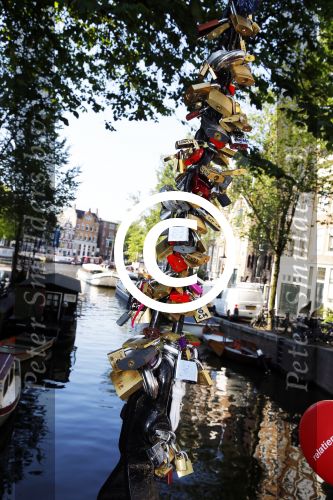 Amsterdam 27 augustus 2013
Robert ten Brink voor all you need is love op de slotjesbrug in Amsterdam.
Peter Smulders bv
